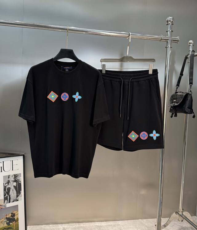 短袖 短裤 驴牌*25S新款天丝短裤.超高品质！可搭配套装.休闲运动风袭面而来～经典即永恒！入手绝对值的！这种类型的套装也是懒人必备的一套，不用想怎么搭配，直接