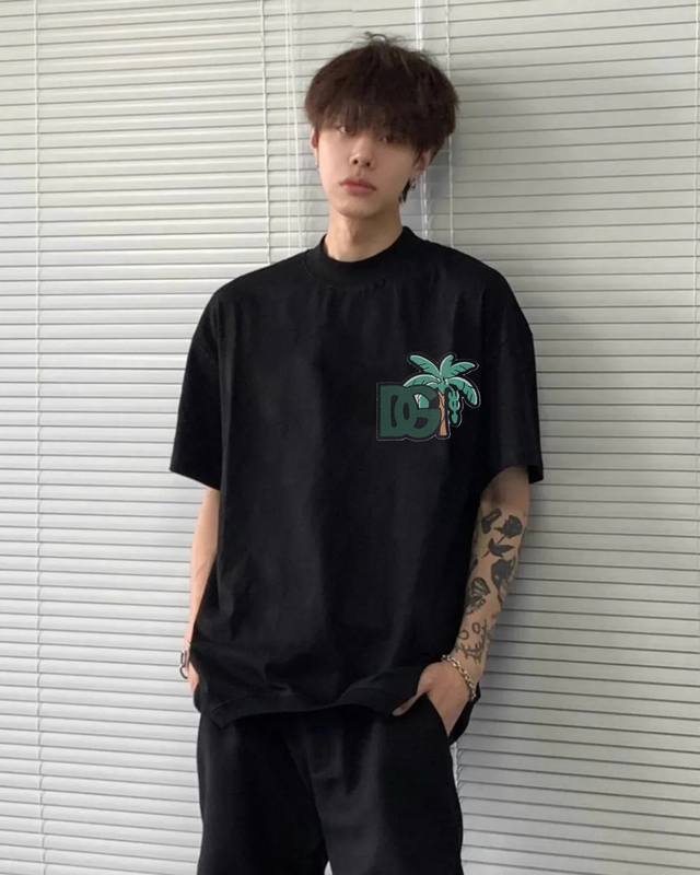 短袖 短裤 D&G杜嘉班纳25S新款圆领T恤.男女同款.可搭配套装！夏季品牌Dg椰树风绣花.清爽自然.选用精心细致的做工， G甄选100%纯棉质感.棉质饱满富有