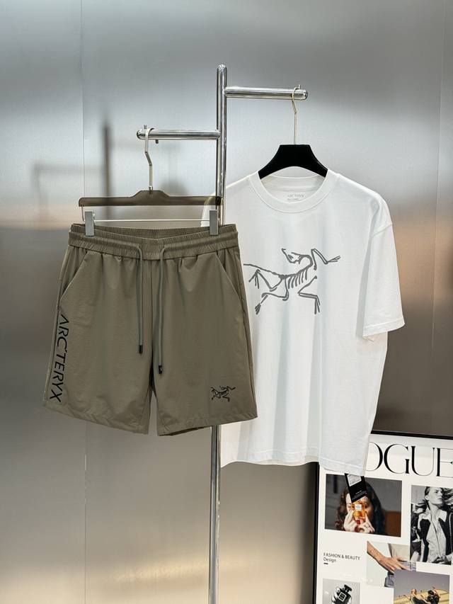 Arcteryx*始祖-鸟户外速干运动休闲短裤沙滩裤冲浪裤，高订款推荐！这款短裤材质柔软，炎热的夏天也能保持清爽舒适。面料轻盈耐用，超级丝滑！超弹！真的超级好看