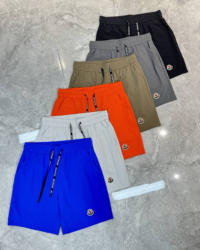 Moncler蒙口25S速干运动休闲短裤沙滩裤冲浪裤成套搭配无烦恼！高订款推荐！这款短裤材质柔软，炎热的夏天也能保持清爽舒适。面料轻盈耐用，超级丝滑！超弹！真的