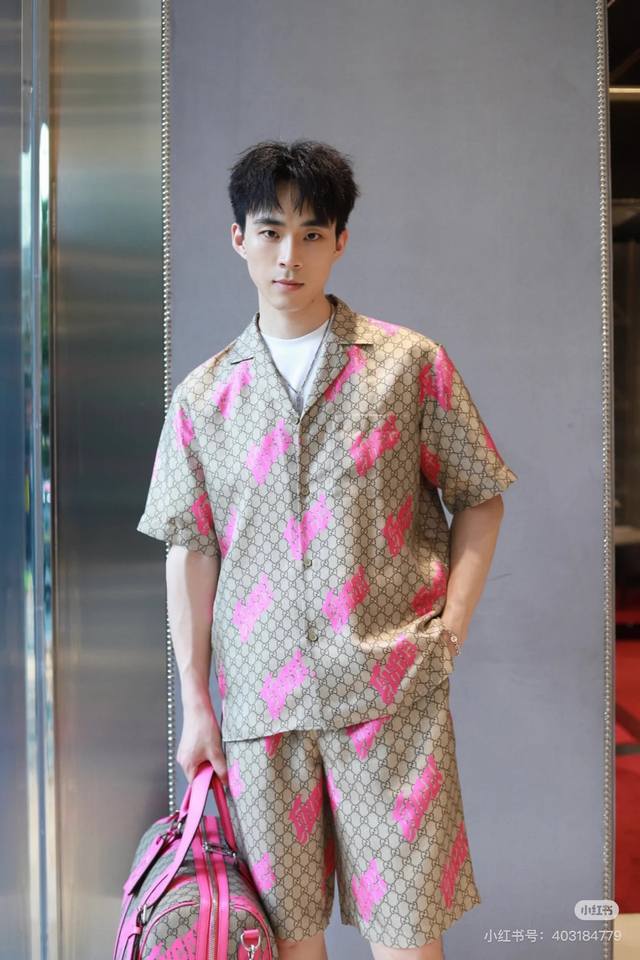 短袖 短裤 Gucc*I古奇25Ss新款衬衫！原单推荐.男女同款！多色仿真丝斜纹桑蚕丝材质，通体Gg和Gucci印花倍添活力色彩。欧码：S-Xl 175 140