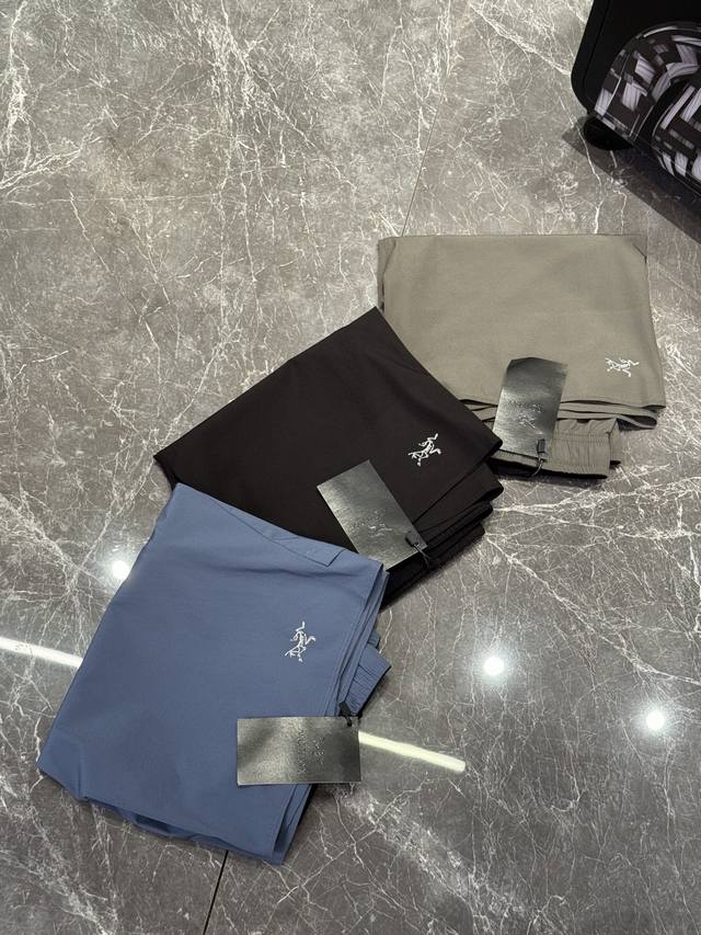 短裤 Arcteryx* 鸟家25Ss户外速干运动休闲短裤沙滩裤冲浪裤，高订款推荐！这款短裤材质柔软，炎热的夏天也能保持清爽舒适。面料轻盈耐用，超级丝滑！超弹！