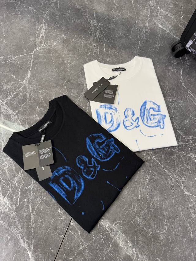 Dg 25Ss春夏新品T恤！经典款字母肤感印设计！订制 液氨棉面料，上身舒适有型！ 颜色：黑色 白色 尺码：M-3Xl