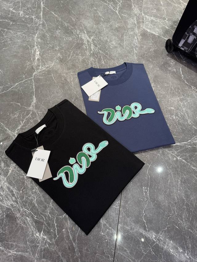 Dio*R 25Ss新款情侣圆领T恤！蛇年限定款.胸口精致品牌字母图形绣花.立体有型.后背精致Cd标签.甄选100%纯棉质感. G棉质饱满富有弹性.秉持着对细节