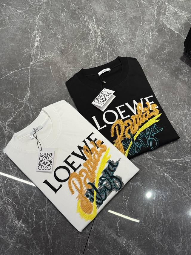 Loew*E 25Ss春夏新品T恤！立体绣花时尚好看.整体效果年轻有活力！280G棉材质精制而成，着感手感都相当舒适.手感细腻有质感！ 颜色：黑色 白色 尺码：
