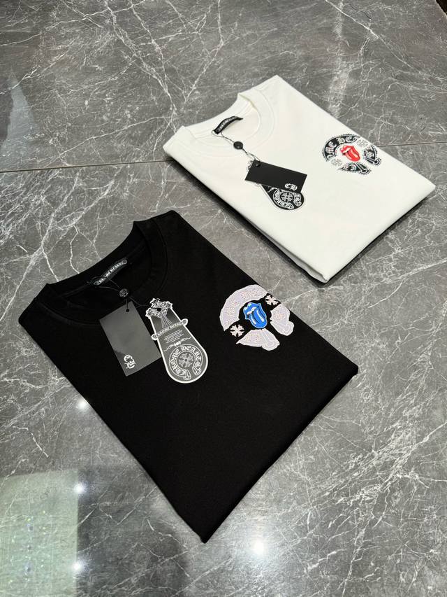 Chrome Hearts克罗心家25Ss潮牌情侣款T恤！克罗心马蹄章标识烫画设计.搭配经典大舌头.烫钻工艺层次丰富搭配.定制 G纯棉面料，舒适柔软.手感回弹性