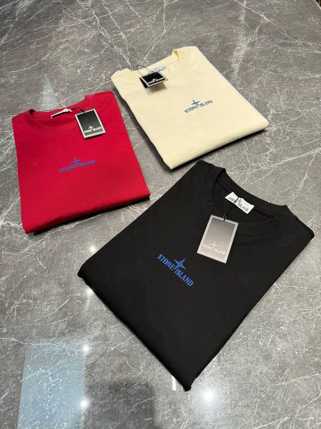 Ston Island *石头岛25Ss新款推荐.男女同款！高品质高版本，此款胸前的小Logo品牌字母设计.后背是经典罗盘Logo与盘旋图案结合，使得后面整个的