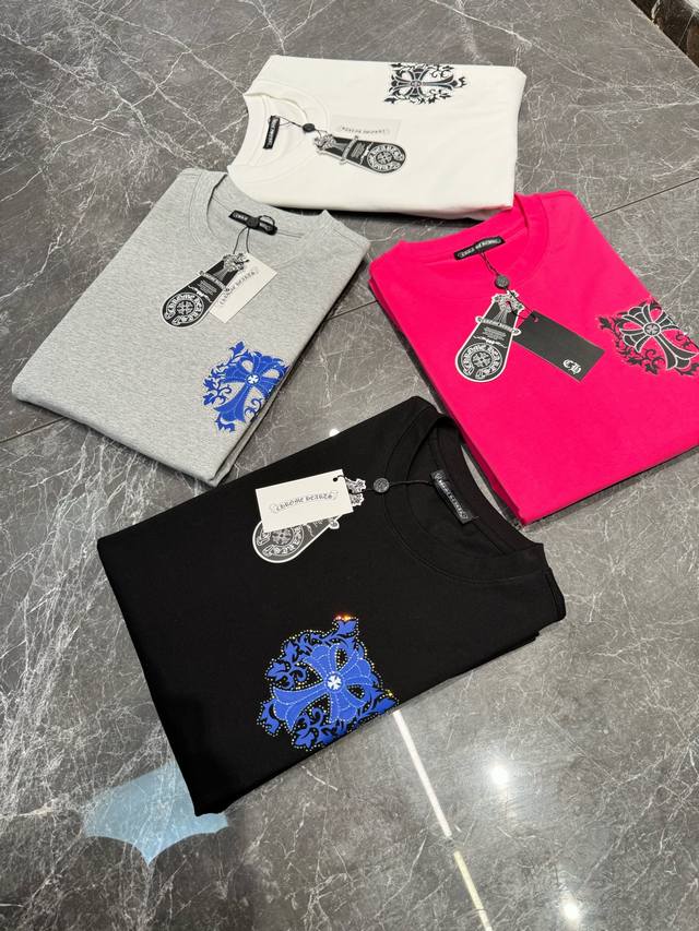 顶级颜值担当！Chromehearts*克罗心 25Ss新款T恤！经典十字造型颜值担当.张扬个性图形字母搭配视觉效果相当奇特！！！所呈现出的感官效果自然炸裂..