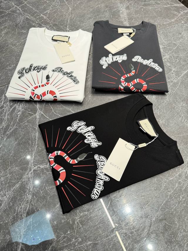 Gucc* 25Ss新款圆领T恤蛇年特供！～爆款必推 胸口定制印花工艺.烫画品牌字母Logo撞色搭配.减龄搭配.色彩搭配时尚好看.整体效果年轻有活力！高克重30
