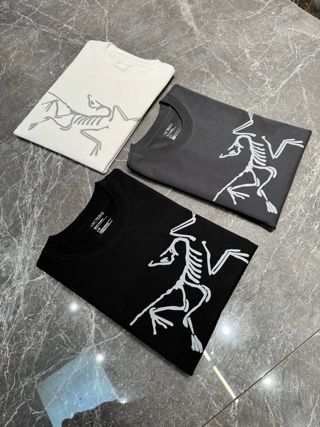 Arc'tery* 始祖-鸟25Ss爆款推荐！高品质高版本，此款胸前及侧身字母Logo立体烫画设计.反光字体设计尤为新鲜.使得整个的图案极为立体！采用 G纯棉质