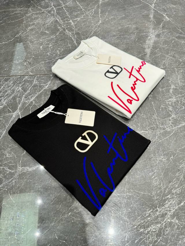 Valentin*O 华伦天-奴25Ss新款T恤！高级字母Logo绒感设计.签名款.简单高级上身低调而不失奢华！300G纯棉面料.舒适透气！好物推荐！ 颜色：白