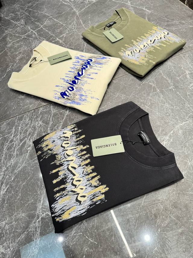 Balenciag*巴黎24S新款圆领T恤，水洗系列.男女同款！可为万能打底王牌选项！！成衣选用高克重320G纯棉水洗面料制成，多到工艺水洗成衣.处处细节质感满