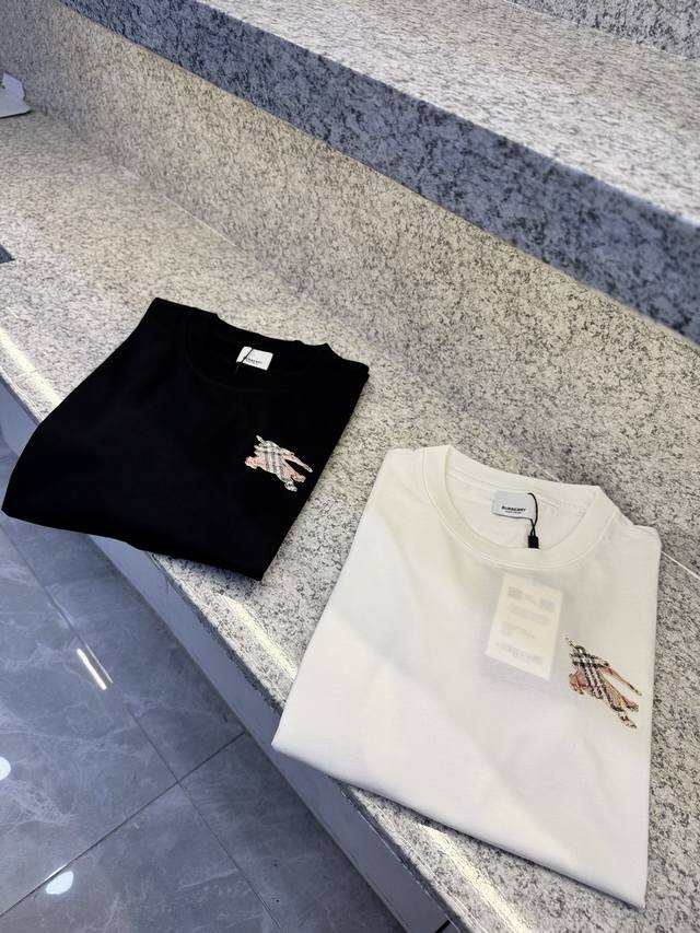 Bbr博柏利25 Ss 主新品春夏首发专柜 品相完美 最新款短袖圆领T恤高端订制 设计前卫时尚！品牌Logo重工艺设计高端定制长绒欧棉180克面料手感柔软.穿着