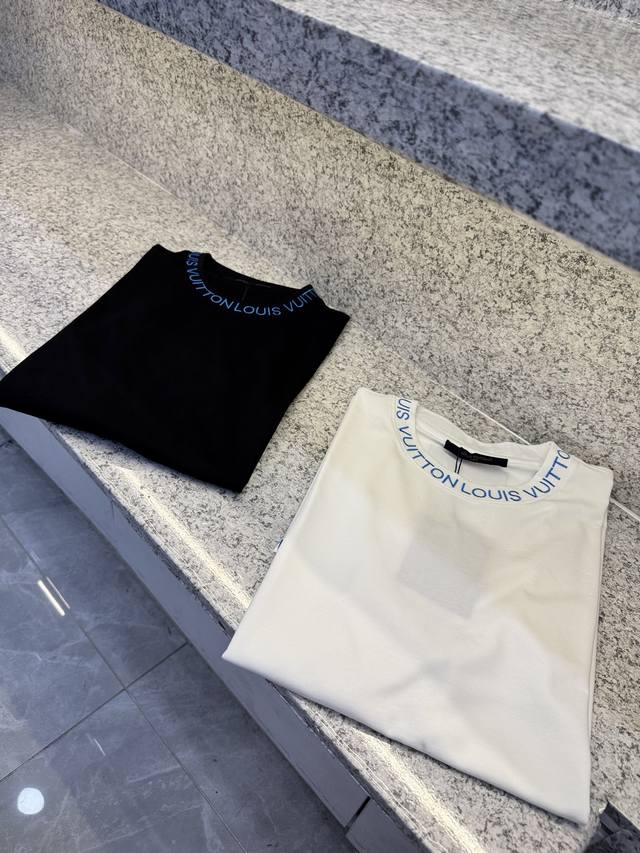 Ly驴牌25 Ss 主新品春夏首发专柜 品相完美 最新款短袖圆领T恤高端订制 设计前卫时尚！品牌Logo重工艺设计高端定制长绒欧棉180克面料手感柔软.穿着舒适