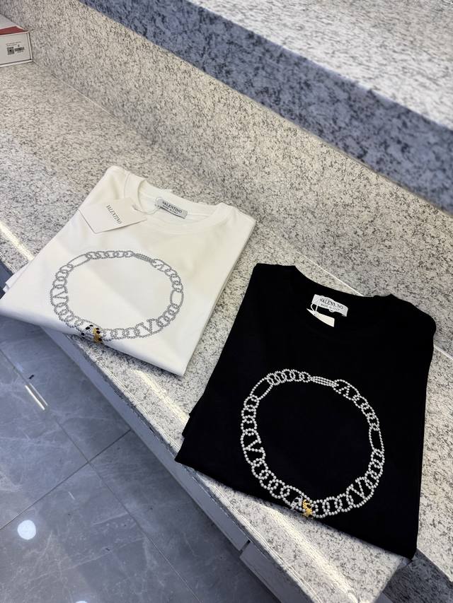 Vitn华伦天奴25 Ss 主新品春夏首发专柜 品相完美 最新款短袖圆领T恤高端订制 设计前卫时尚！品牌Logo重工艺设计高端定制长绒欧棉180克面料手感柔软.