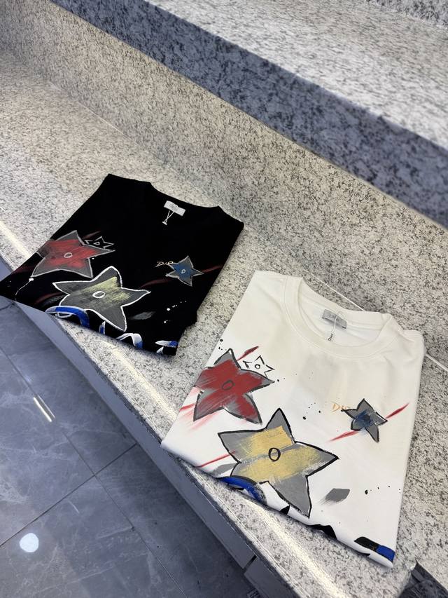 Dori迪澳25 Ss 主新品春夏首发专柜 品相完美 最新款短袖圆领T恤高端订制 设计前卫时尚！品牌Logo重工艺设计高端定制长绒欧棉180克面料手感柔软.穿着