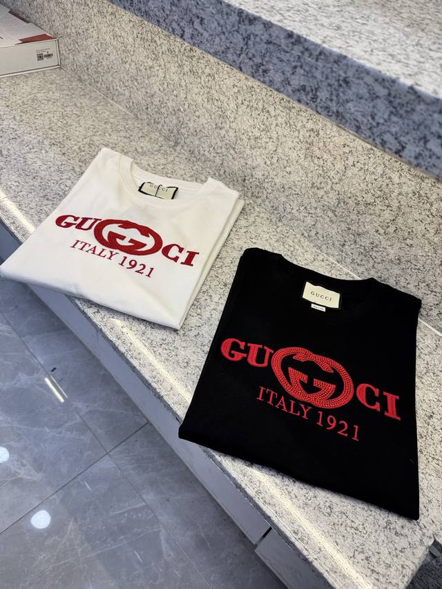 Gugci古倚25 Ss 主新品春夏首发专柜 品相完美 最新款短袖圆领T恤高端订制 设计前卫时尚！品牌Logo重工艺设计高端定制长绒欧棉180克面料手感柔软.穿