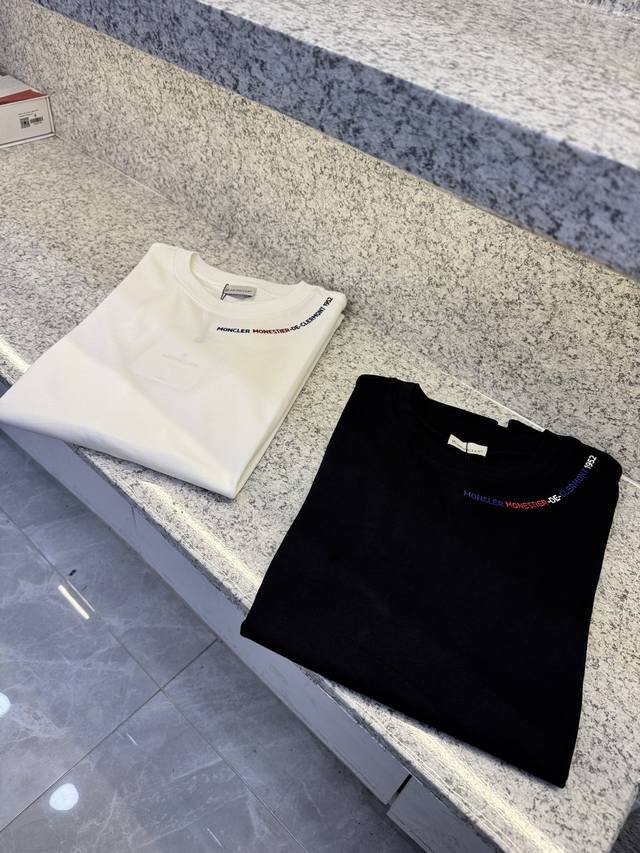 Mc盟扣莱25 Ss 主新品春夏首发专柜 品相完美 最新款短袖圆领T恤高端订制 设计前卫时尚！品牌Logo重工艺设计高端定制长绒欧棉180克面料手感柔软.穿着舒