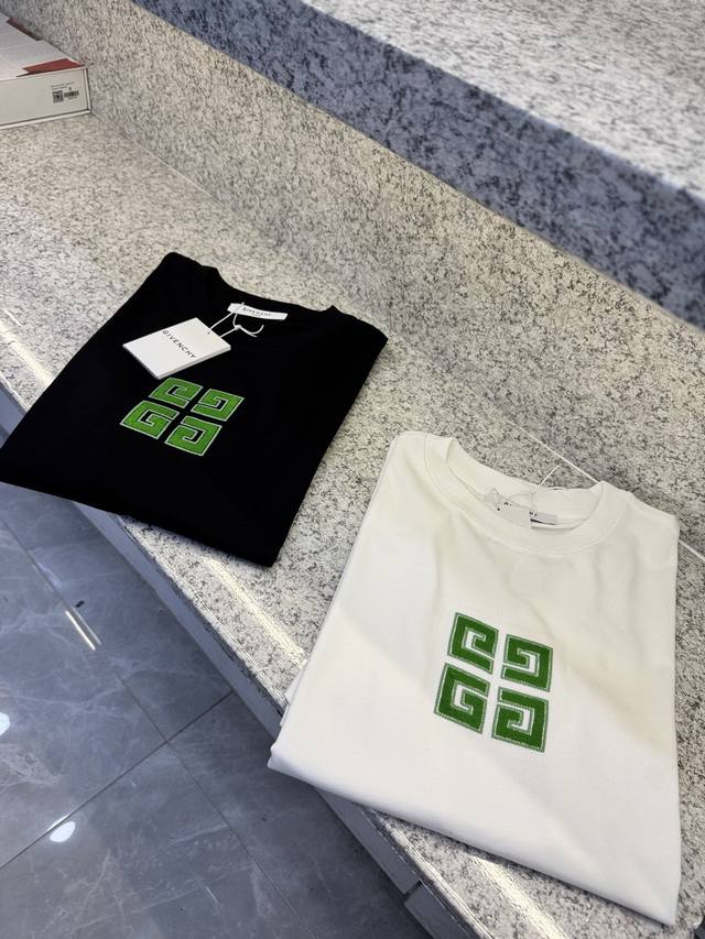 Gvc纪梵希25 Ss 主新品春夏首发专柜 品相完美 最新款短袖圆领T恤高端订制 设计前卫时尚！品牌Logo重工艺设计高端定制长绒欧棉180克面料手感柔软.穿着