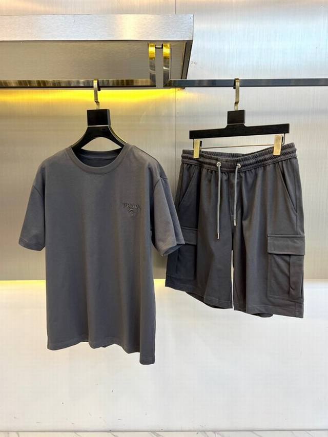 新品普拉达衣服 裤子 年春夏季新款运动休闲套装，外贸公司订单顶级品质，完胜，意大利客供进口欧棉面料，顺滑细腻，贴身穿着首选，定制螺纹，资深裁缝立体剪裁，工艺做工
