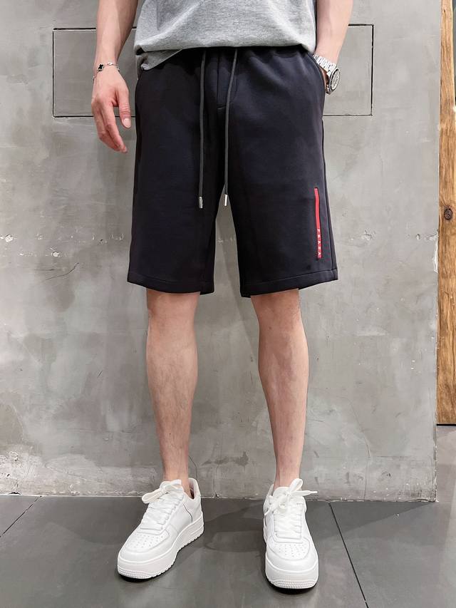 Prada 普拉达 2025Ss贸易渠道货品.休闲运动短裤 无从释怀的经典款,休闲时尚感略带锋利.精简的比例化裁剪铸就随性百搭. 客供毛圈棉面料,区别于传统的针