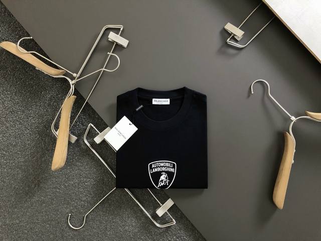 Ba*合身版型M-Xxxl 25春夏顶级字母刺绣工艺专柜短袖，*顶级元素融合打造，经典短袖3标齐全，潮男时尚，无论是上身舒适度还是都是无可比拟的存在，可以说是夏