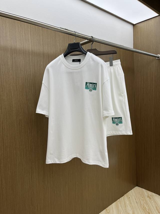 新款 套 Aniri 2540春夏最新款休闲短裤短袖套装，男女款 贸易公司渠道稀出，同步官网发售！基本每一季都会有它的背影所在，期待着所有潮男潮女们的演绎！此款