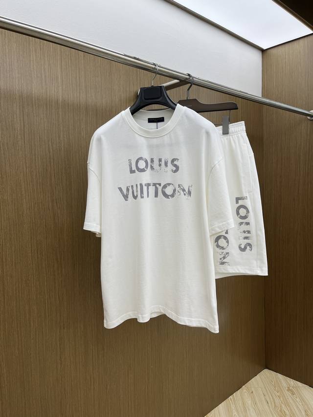 新款 套 Lv 2540春夏最新款休闲短裤短袖套装，男女款 贸易公司渠道稀出，同步官网发售！基本每一季都会有它的背影所在，期待着所有潮男潮女们的演绎！此款选用客