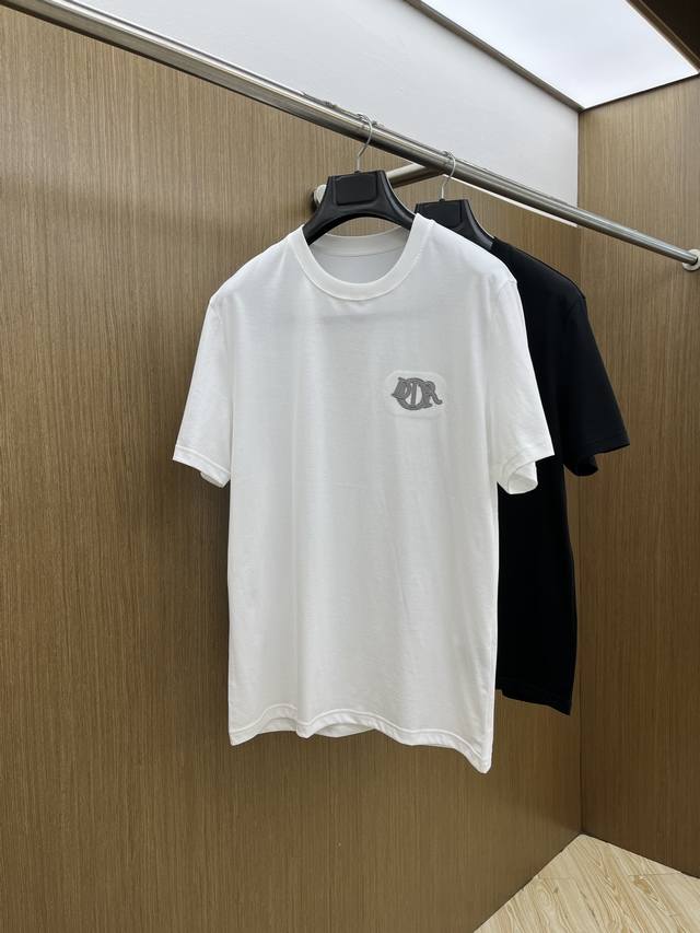 新品 Cd Ss官网新款标识细节棉质T恤衫。订织全棉面料质感好，面料舒适亲肤 超级舒适 A60值得推荐 颜色:黑，白色。 尺码:S-M-L-Xl-Xxl。