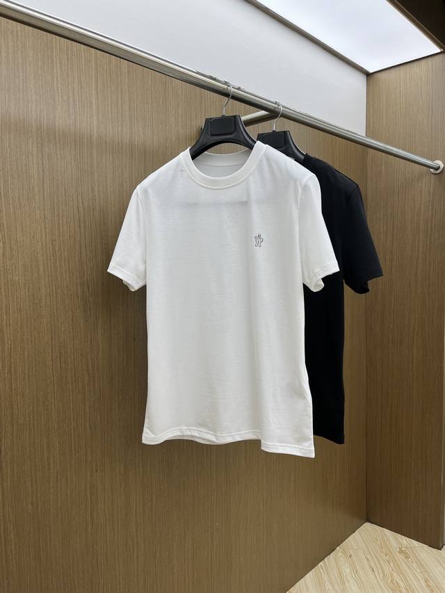 新品 Mon Ss官网新款标识细节棉质T恤衫。订织全棉面料质感好，面料舒适亲肤 超级舒适 A60值得推荐 颜色:黑，白色。 尺码:S-M-L-Xl-Xxl。
