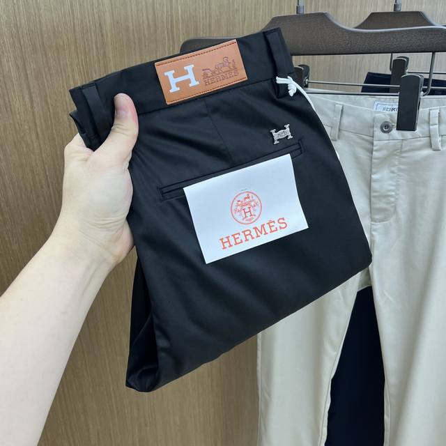 Her 2540Ss春夏新品，官网同步有售，男士高端商务休闲西裤，高端进口面料，带弹力，后面采用硅胶字母压胶，五搭配，即经典又时尚，合体裁缝，上身效果无约束感