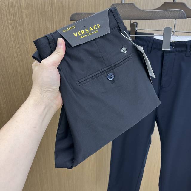 Ver 2540Ss春夏新品，官网同步有售，男士高端商务休闲西裤，高端进口面料，带弹力，后面采用硅胶字母压胶，五搭配，即经典又时尚，合体裁缝，上身效果无约束感