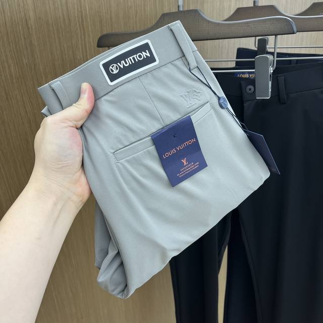 Lv 2540Ss春夏新品，官网同步有售，男士高端商务休闲西裤，高端进口面料，带弹力，后面采用硅胶字母压胶，五搭配，即经典又时尚，合体裁缝，上身效果无约束感 ，