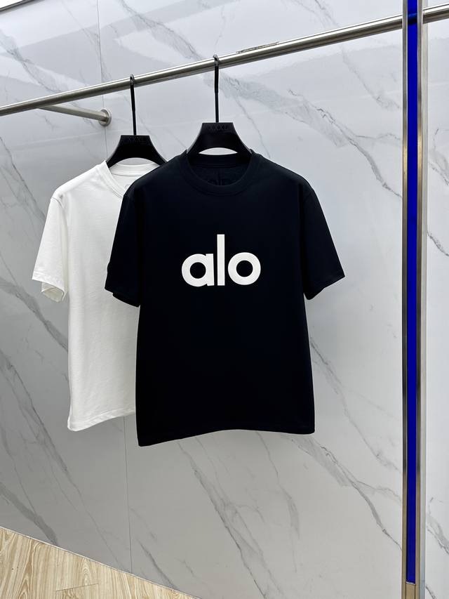 Alo 2025Fw春夏新品圆领打底外穿T恤，立体感Logo常规半袖纯棉打底T恤，棉，手感面糯有骨感，柔而有韧性。工艺处理，韧性和抗皱性能得到大幅度提高。剪裁到
