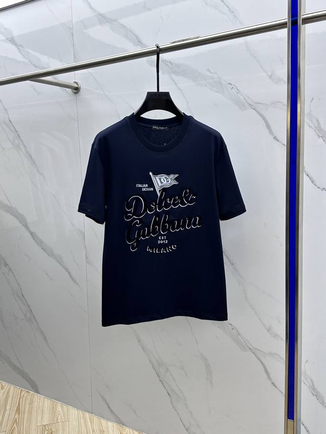 Dg*杜嘉班纳 2025Fw春夏新品圆领打底外穿T恤，立体感Logo常规半袖纯棉打底T恤，棉，手感面糯有骨感，柔而有韧性。工艺处理，韧性和抗皱性能得到大幅度提高