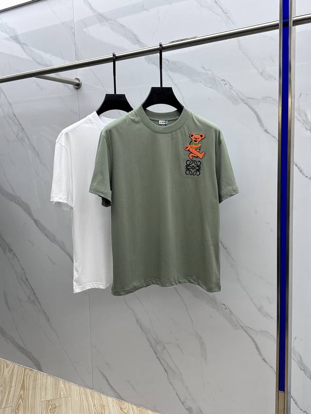 Loe*罗意威 2025Fw春夏新品圆领打底外穿T恤，立体感Logo常规半袖纯棉打底T恤，棉，手感面糯有骨感，柔而有韧性。工艺处理，韧性和抗皱性能得到大幅度提高