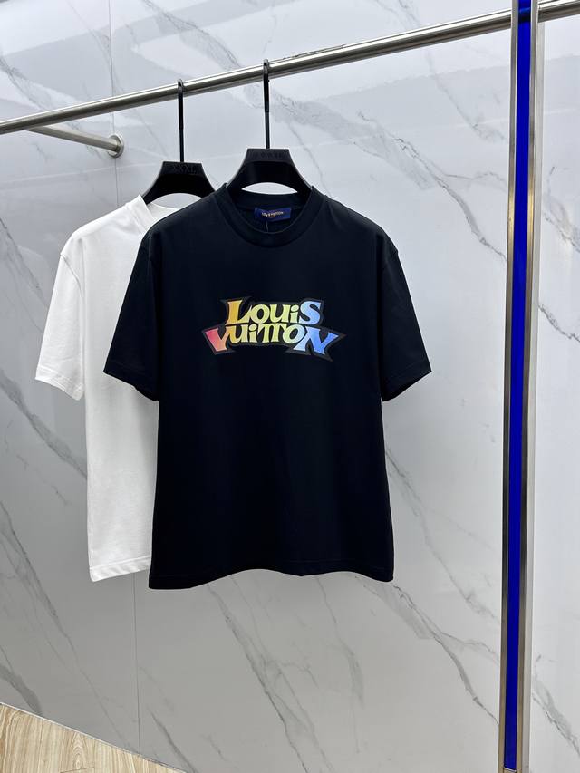 Louis Vuitton 路易威登 2025Fw春夏新品圆领打底外穿T恤，立体感Logo微廓形半袖260克活性纯棉打底T恤，棉，手感面糯有骨感，柔而有韧性。工