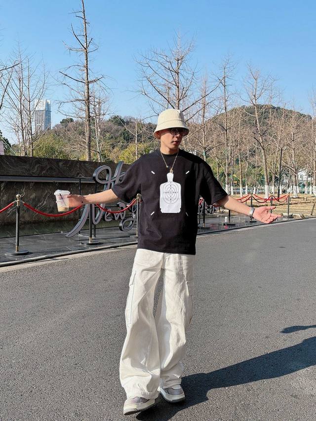 25Ss Mm6新款圆领短袖T恤，选用330克双纱平织棉面料打造，植绒印花工艺，螺纹针织领口。男女同款 码数：S-2Xl 颜色：黑，白两色 尺码表 S 胸围10