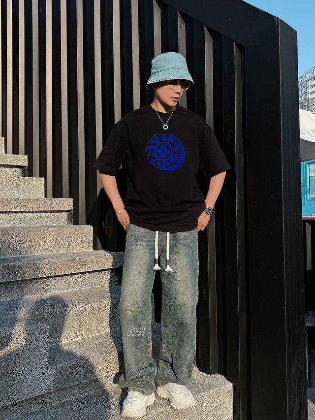 25Ss Lv Pharrell Wiliams菲董携手 Nigo 联名系列圆领短袖T恤，选用330克双纱平织棉面料打造。立体植绒工艺 螺纹针织领口。男女同款