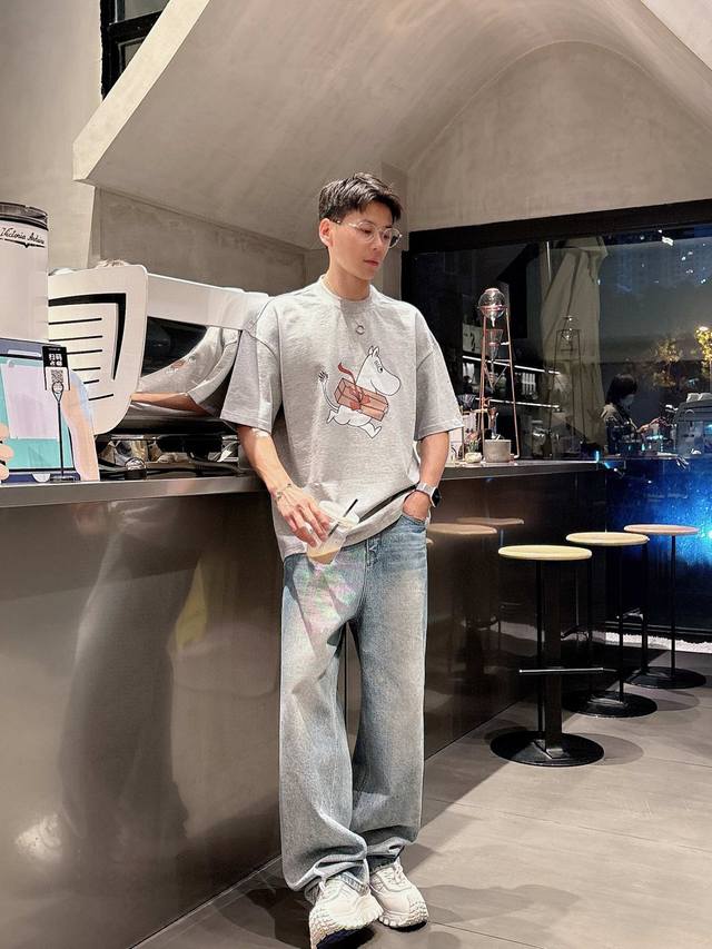 25Ss Acne Studios*Moomin新款圆领短袖T恤，选用330克双纱平织棉面料打造，热转印工艺。男女同款 码数：S-2Xl 颜色：灰，白两色 尺码