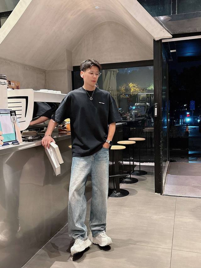 25Ss Miu新款圆领短袖T恤，选用330克双纱平织棉面料打造，经典字母标识。男女同款 码数：S-2Xl 颜色：黑，白两色 尺码表 S 胸围108 肩宽55