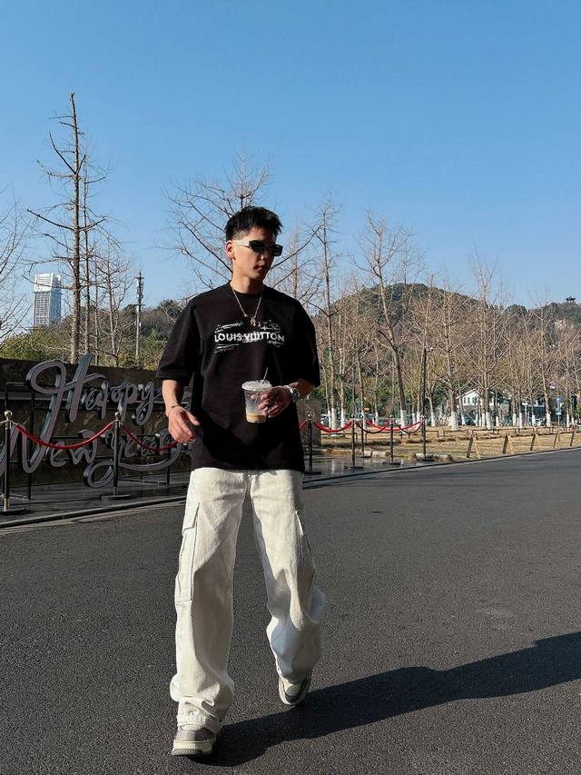 25Ss Lv新款圆领短袖T恤，选用330克双纱平织棉面料打造，前后Lv标识手绘工艺，螺纹针织领口。男女同款 码数：S-2Xl 颜色：黑，白两色 尺码表 S 胸