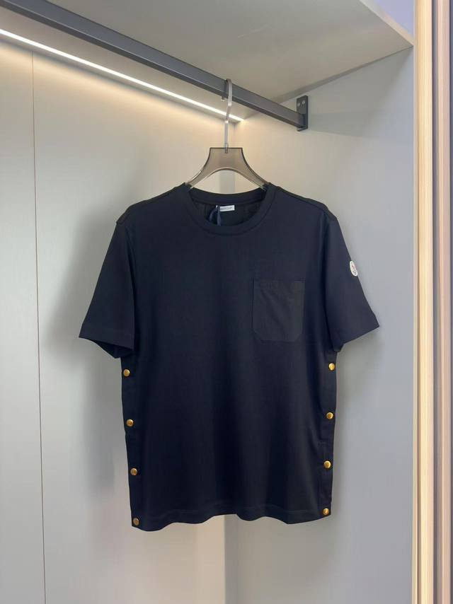 Moncler2025Ss春夏新款短T Moncler这款短袖面料采用32支双股新疆长绒棉，纤维细度更细，耐用性吸湿透气和色牢度上远超其他棉类面料紧密的微阔圆领