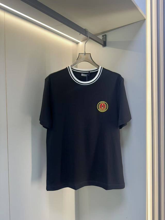 Moncler2025Ss最新短T 面料采用32支双股新疆长绒棉紧密圆领短Tee，这款T恤呈微阔型，彰显简约魅力。前胸精致的麦穗元素刺绣章仔，后背撞色刺绣，领口