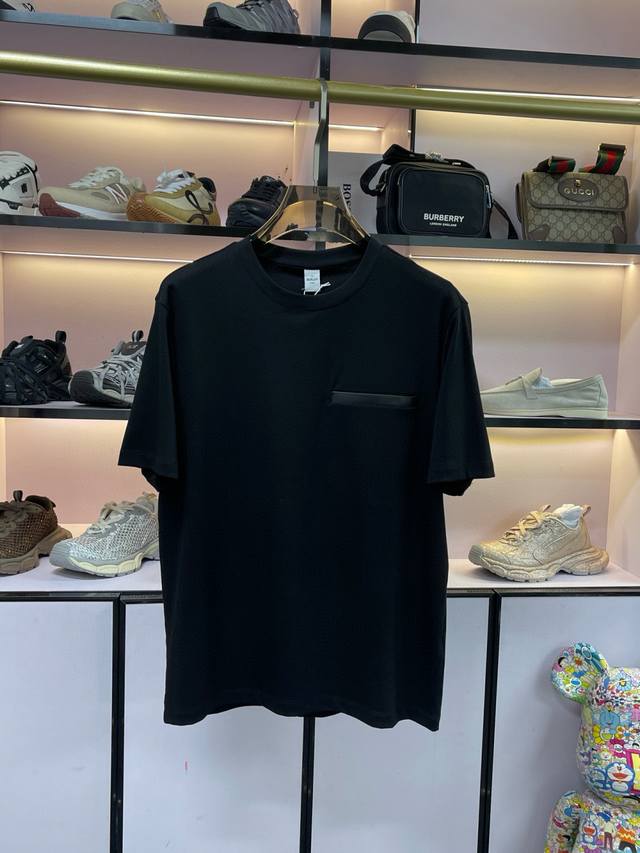 Berluti2025春夏新款短T 面料特点：双面液氨棉面料，这块面料具有丝绸般的柔软 光泽感，手感爽滑细腻！双面纱织结构，骨感好，久穿久洗不易变形，真正做到与