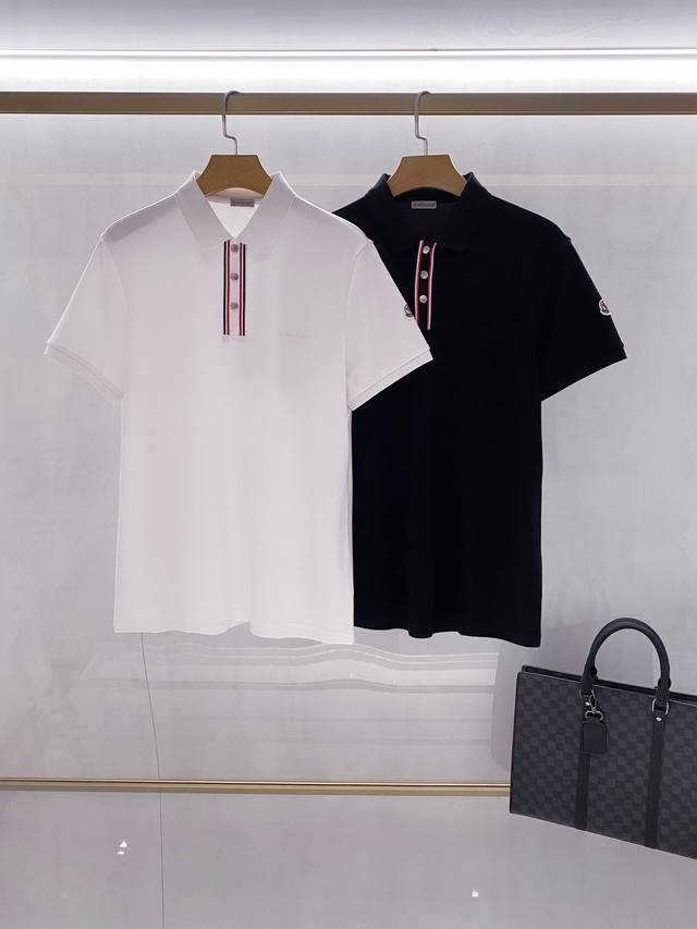 新品 M家族高端男士翻领Polo衫，两色选择，香港贸易公司渠道货，白金级品相，25年春夏新品，欧洲区域限定系列！独家爆款售卖！！ 极符合M家美学基调的一款Pol