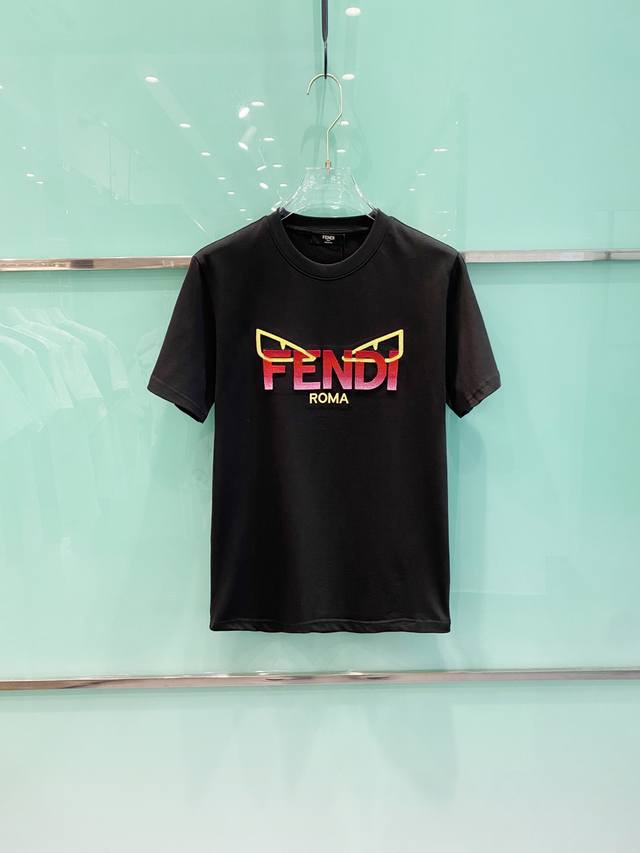 Fendi 芬迪 2025春夏新款男女同款短袖T恤，最新款全网独家首上！！~既经典有时尚百搭，谁不爱啊，将经典再次展现，非常的耐看，自带低奢光环与辨识度！Fen