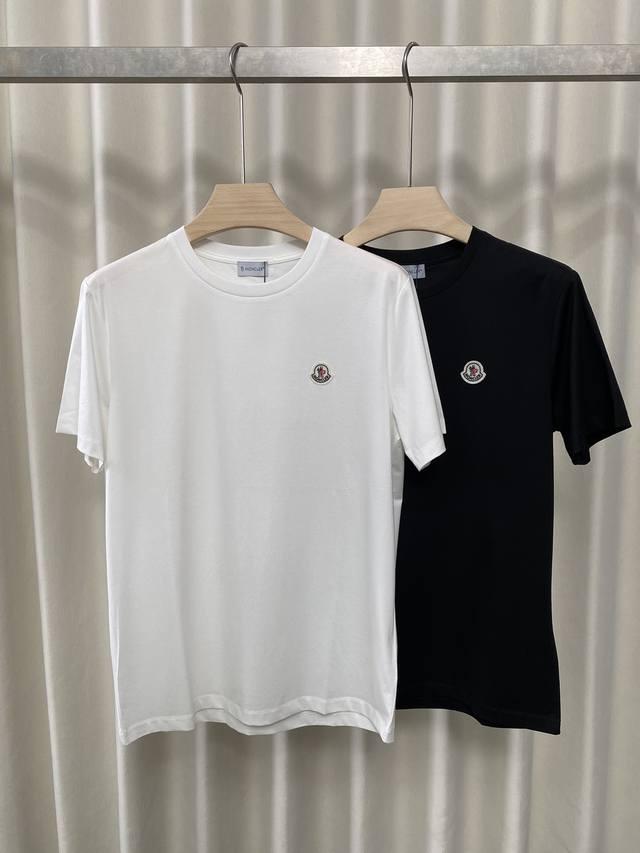Moncl*Er蒙口男士新款经典毡艺刺绣章仔标识徽标短袖T恤，Zg同款，堪称百搭单品，T恤胸前饰有经典毡艺刺绣章仔徽标，极简风格设计中透露出高级百搭的气质，衣橱