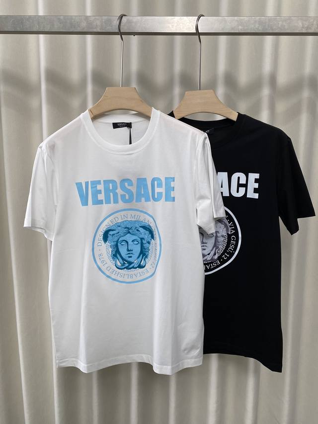 Versace 25夏季新品男士饰有Medusa Rock标识数码印花短袖T恤，正面饰有Medusa Rock图案以及品牌创始年份1978数码印花设计，定制80