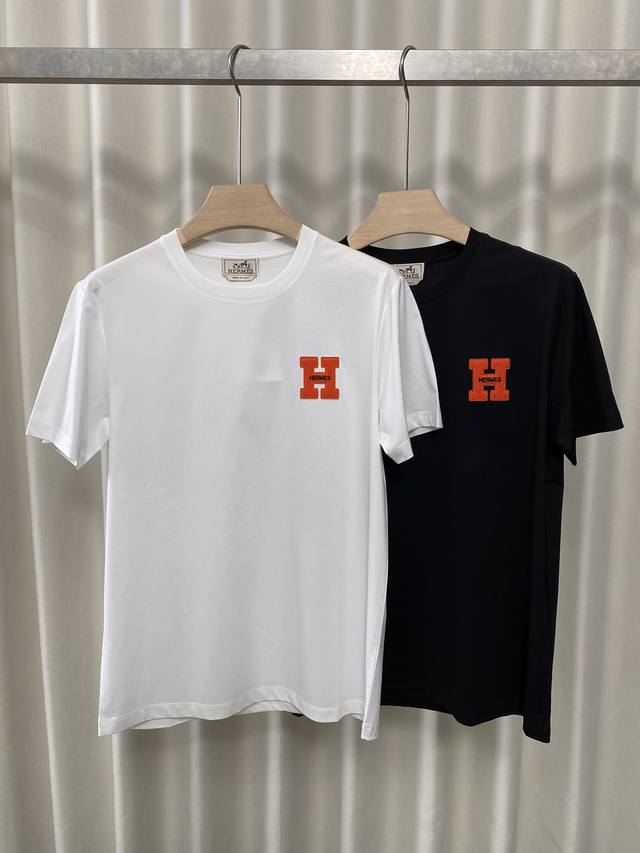 HermèS.25夏季经典徽章H刺绣Logo短袖T恤，正面胸前橙色H刺绣元素设计，简约又吸睛，低调又高级，辨识度直接拉满，版型是经典的正肩常规款、尺码标准，定制